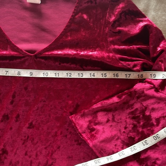 S Levine Crushed Velour Fit & Flare Top Cranberry V-neck Festive Bell Sleeve SM - Picture 9 of 13